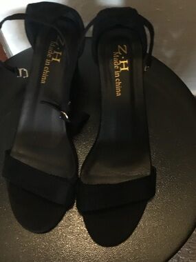 Source Unknown Black Strappy Ankle-Heel Sandals with Gold Insole Detail